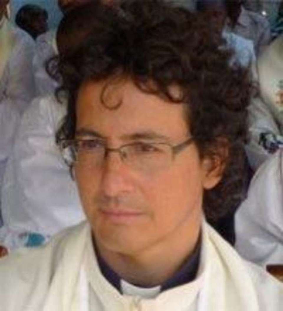 Todo 33+ Imagen de fondo ¿en que parroquia está de sacerdote javier alonso sandoica Mirada tensa