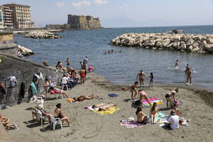 Meteo A Napoli Sembra Agosto Primi Bagni Spiagge Affollate E Boom Di Turisti