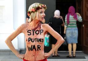 Ucraina, attivista Femen a seno nudo a Kiev protesta contro Putin