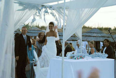 Bianca Guaccero e Dario Acocella, matrimonio sulla spiaggia (foto LaPresse) - Il Messaggero.it