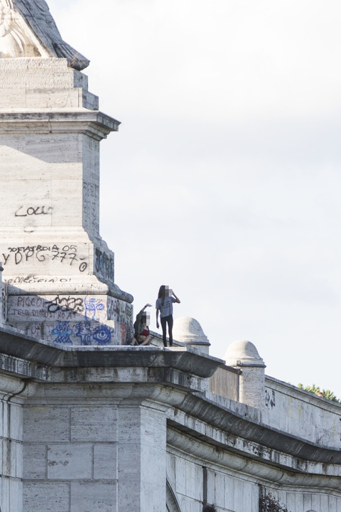 Sospesi sul ponte di Corso Francia, nessuno li ferma ...