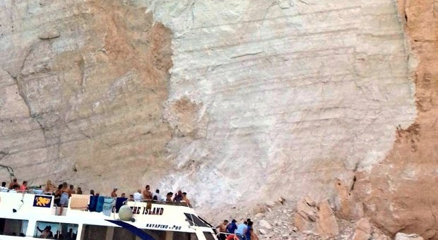 Zante Terrore Sulla Famosa Spiaggia Del Relitto Frana Un