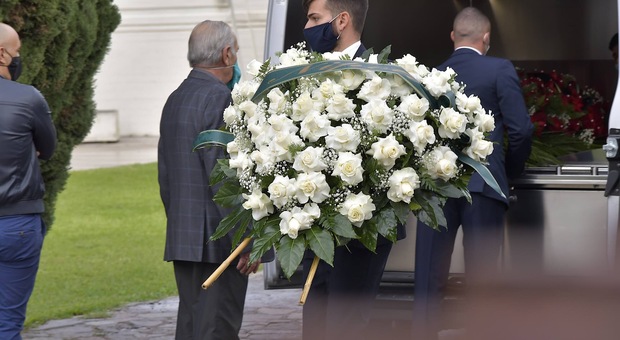 Totti A Roma I Funerali Del Papa Enzo Morto Per Covid Ci Sono Anche Bruno Conti E Vincent Candela