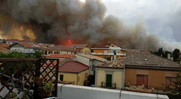 Abruzzo Altro Incendio A Pescara Brucia La Collina Di San Silvestro Case Evacuate 12 Intossicati