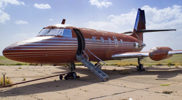 Elvis Presley All Asta Il Suo Jet Privato Con Gli Interni In Velluto Rosso