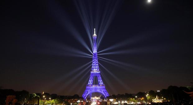 La Torre Eiffel Compie 130 Anni Parigi Festeggia Cosi Il Suo Simbolo