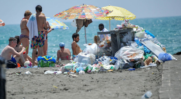 Ostia Estate Nera Per Le Spiagge Libere Rifiuti Clochard