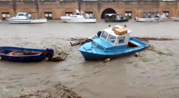 Maltempo Straripa Torrente A Mazara Del Vallo Allagamenti E Barche Affondate Allerta In Emilia Video