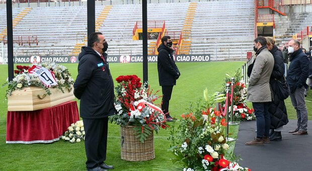 Paolo Rossi I Funerali A Vicenza Gli Azzurri Del Mundial Portano La Bara Cabrini Non Ti Lascero Andare